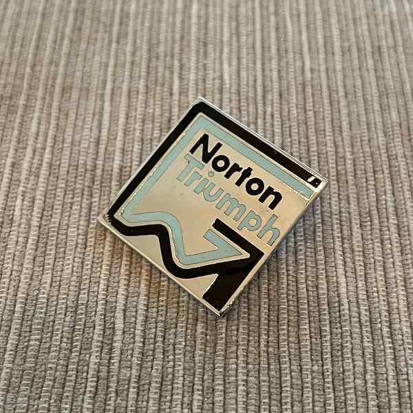 ピンバッヂ Norton-Triumph  シルバー xブルー xブラック