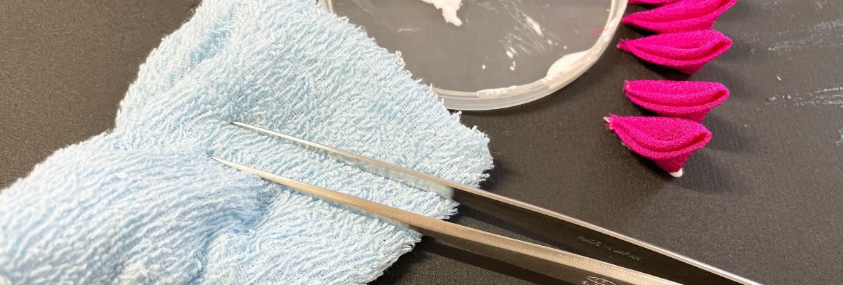 お手拭きタオルやウェットティッシュで綺麗にピンセットをついた糊を拭きます