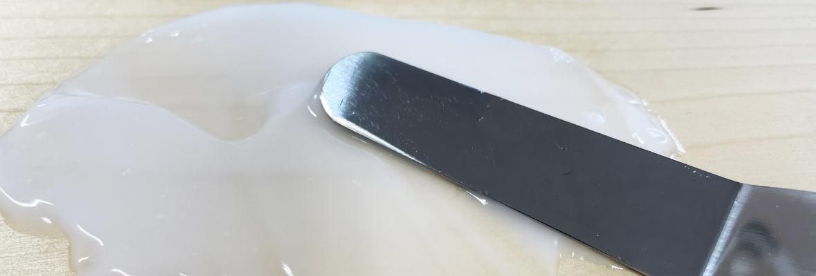 ヘラで糊板にでんぷん糊をつける