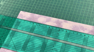 ロータリーカッターで布をカットする手元の動き(GIF)