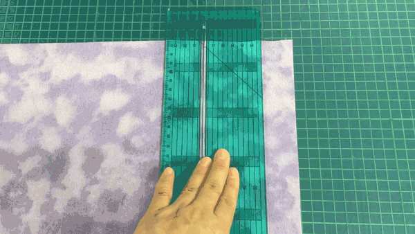「しゃくとり虫」のように手を動かす手元の動き(GIF)