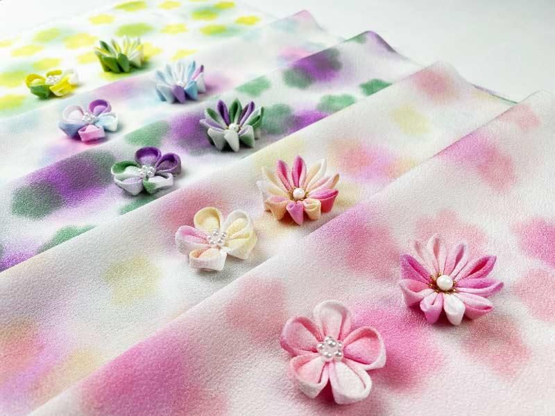 花ぼかし一越ちりめんのつまみ細工画像。二色の花模様がやさしくぼかされた繊細なデザイン