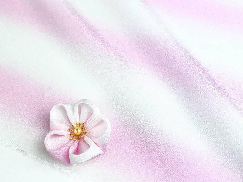 二段ぼかし一越ちりめんの模様とつまみ細工画像。綺麗なグラデーションが特徴