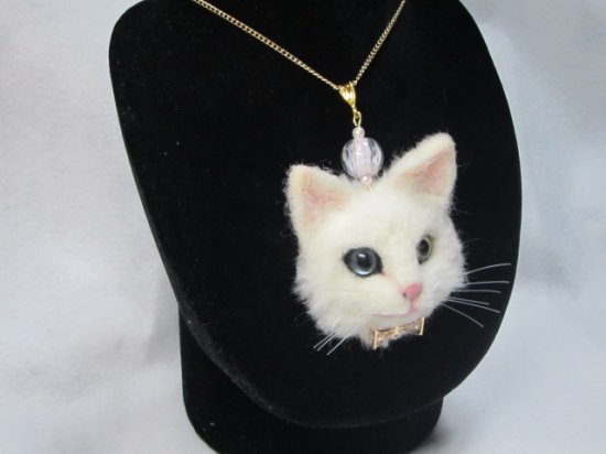 羊毛フェルト リアルで可愛いオッドアイの白猫ネックレス トンボ玉付