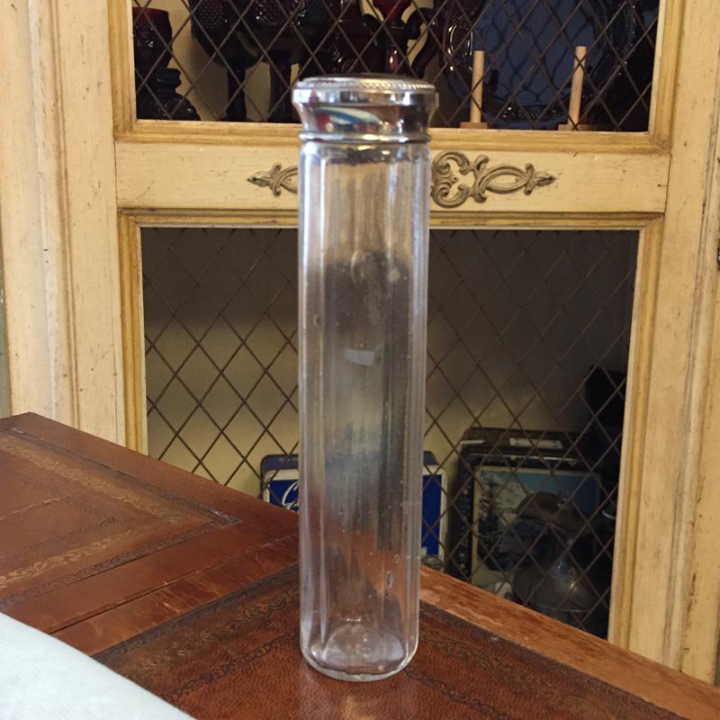 細長いアンティークのガラス瓶