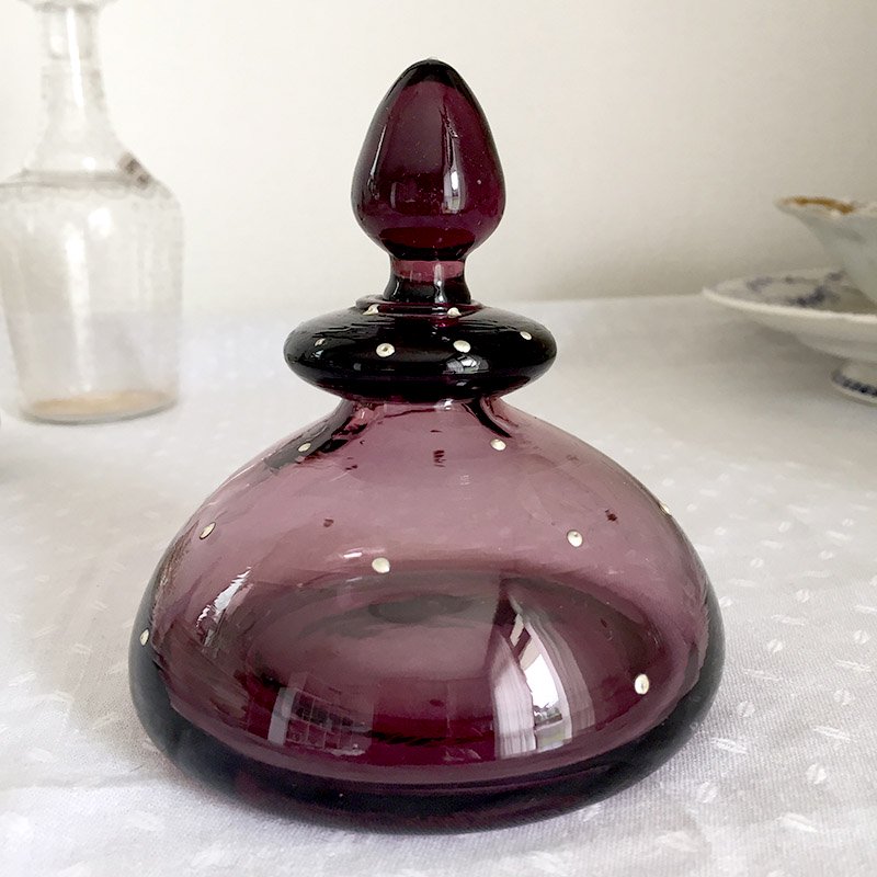 紫吹きガラスの香水瓶（白ドット模様）