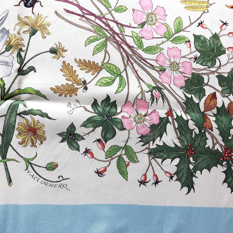 GUCCI カレ スカーフ 水色フレーム多種多様の花と虫 V.Accornero