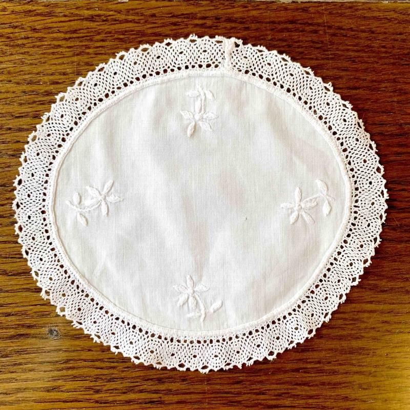 ドイリー丸型 花瓶敷き 白糸刺繍 レース縁取り soracoya