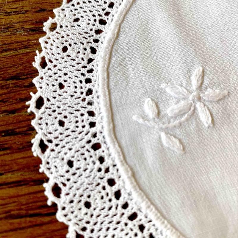 ドイリー丸型 花瓶敷き 白糸刺繍 レース縁取り soracoya