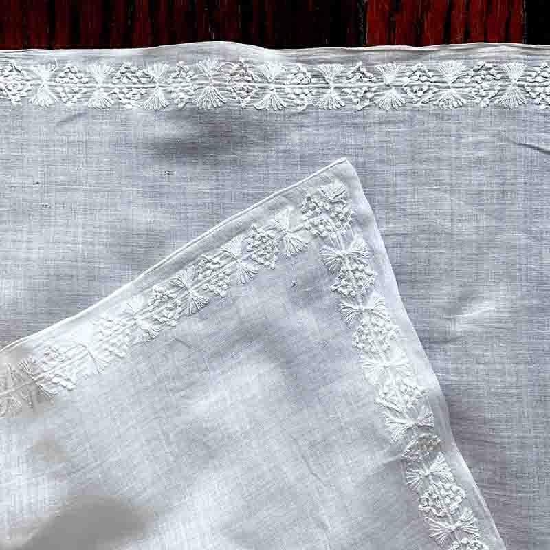 フランスリネン テーブルクロス ほぼ正方形 白糸刺繍 -soracoya