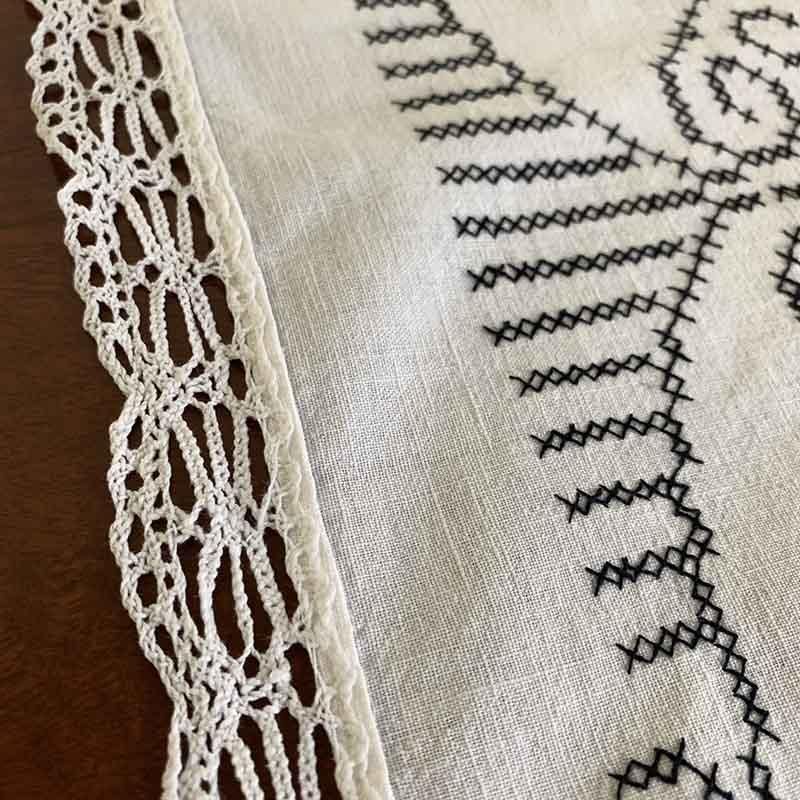 テーブルセンター レース縁取り ステッチ刺繍 黒糸 -soracoya