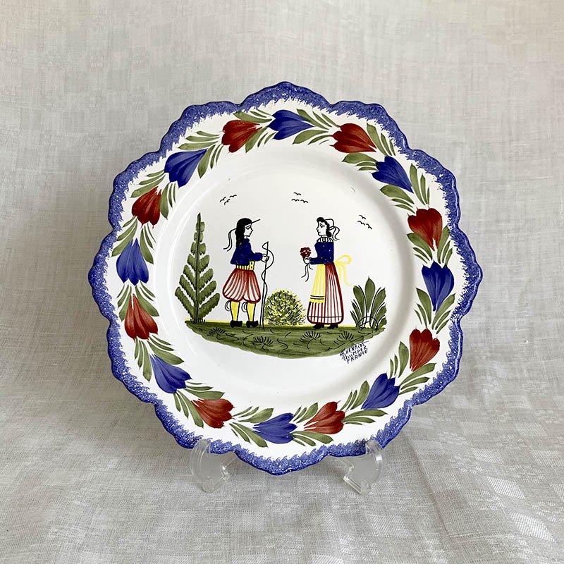 カンペール焼き　飾り皿　花型　向き合う男女　HENRIOT　アンリオ- soracoya（空小屋）