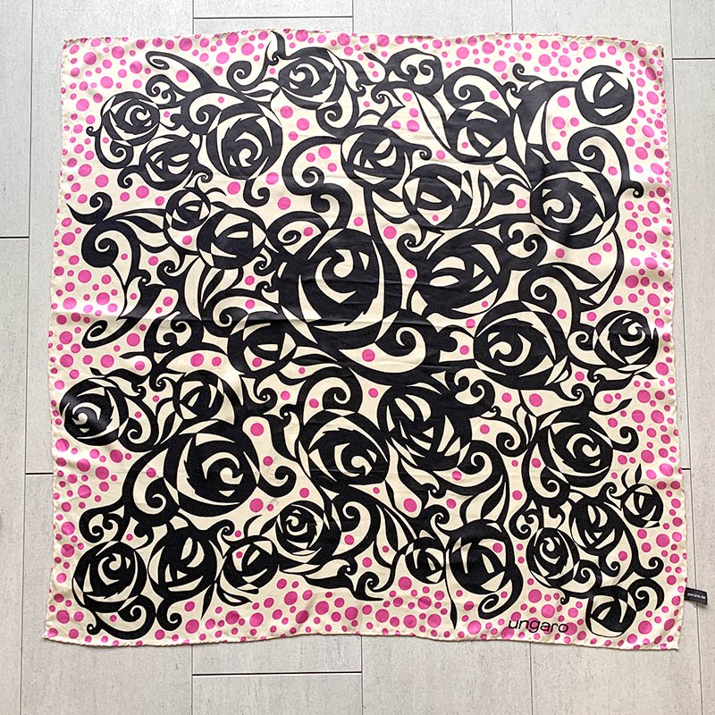 スカーフ　ウンガロ　シルクスカーフ　黒薔薇×ピンクドット - soracoya（空小屋）