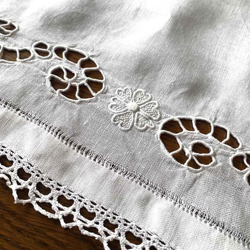 棚飾り用クロス リネン敷物 刺繍 レースの縁取り - soracoya（空