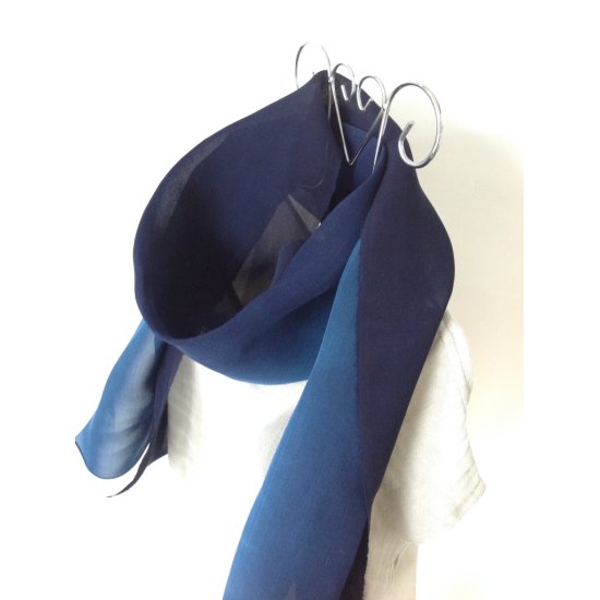【塩沢織】夏塩沢の本藍染めのファッション「ナツシオンブルー」　ぼかし染めストール（絹１００％）