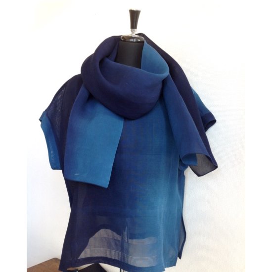 【塩沢織】夏塩沢の本藍染めのファッション「ナツシオンブルー」　ぼかし染めストール（絹１００％）