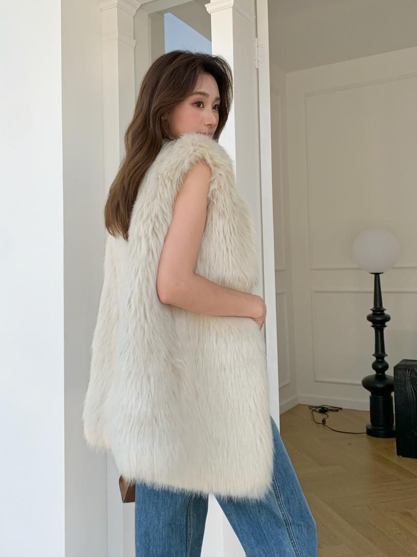 VEGAN FUR GILET IVORY - BIRTHDAY BASH