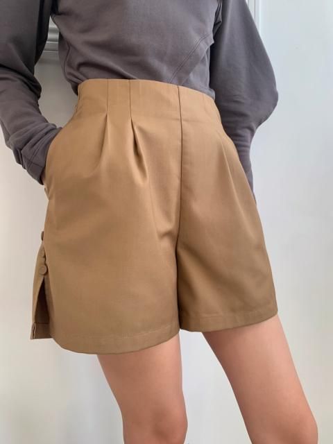 50% OFFTUCK SIDE BUTTON SHORT PANTS<img class='new_mark_img2' src='https://img.shop-pro.jp/img/new/icons41.gif' style='border:none;display:inline;margin:0px;padding:0px;width:auto;' />