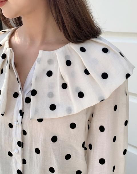 CAPE COLLAR DOT TOPS
