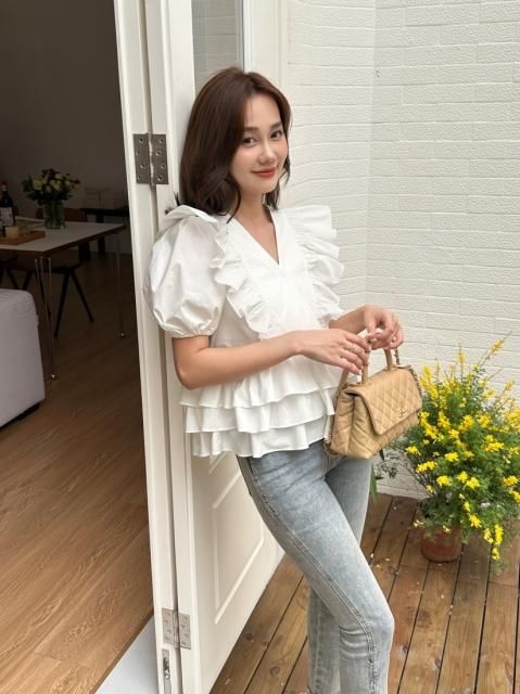 V NECK VOLUME FRILL TOPS