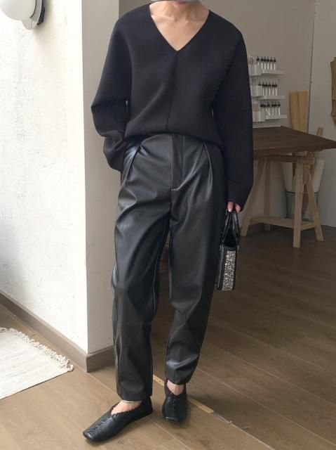 【50% OFF】LEATHER TAPERED PANTS<img class='new_mark_img2' src='https://img.shop-pro.jp/img/new/icons41.gif' style='border:none;display:inline;margin:0px;padding:0px;width:auto;' />