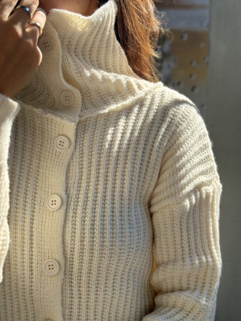 KR BUTTON HIGH NECK KNIT