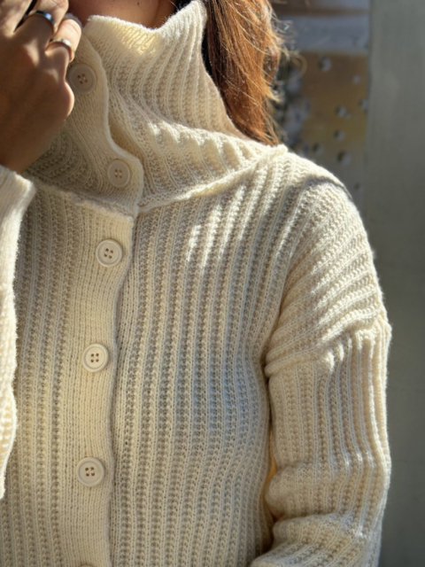 KR BUTTON HIGH NECK KNIT