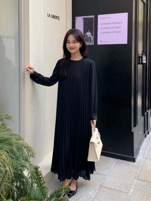 CREW NECK LONG PLEATS DRESS