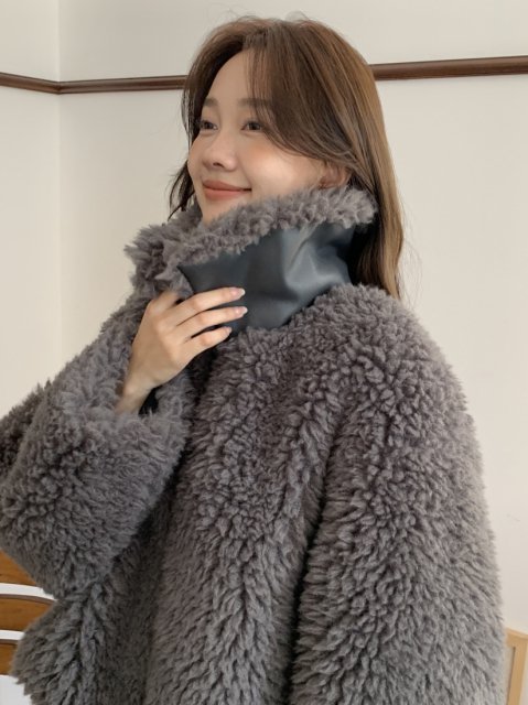 VOLUME SHORT BOA COAT