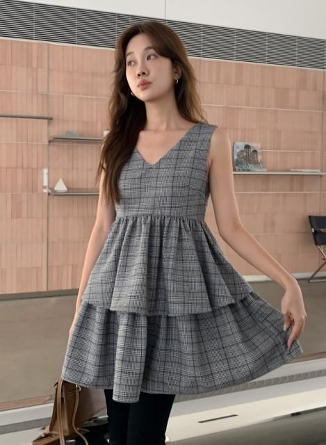 V NECK TRIPLE FRILL TOPS