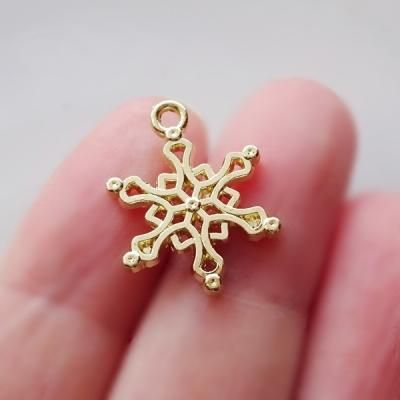 上品な雪の結晶チャーム（1個） - アクセサリーパーツ専門店