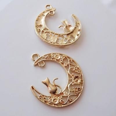 猫が乗った和風透かし月のチャーム（1個） - アクセサリーパーツ専門店