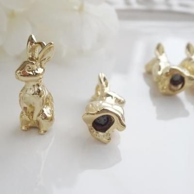 高品質なリアルなうさぎチャーム（各1個） - アクセサリーパーツ専門店