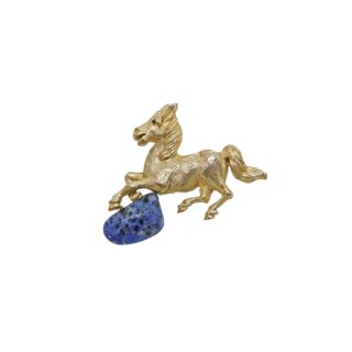 金色の馬と青い天然石のブローチ