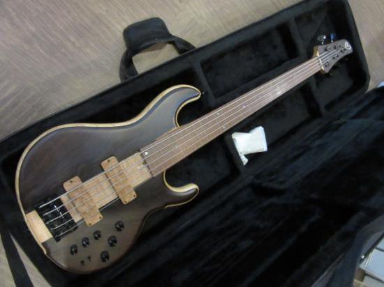 IL CUORE II FRETLESS 年間１５本ほどしか生産されないハリーズさんのカスタムライン！極上の５弦フレットレスモデルです！ -  ギター買取 東京 - ギターのじゃべらぼう