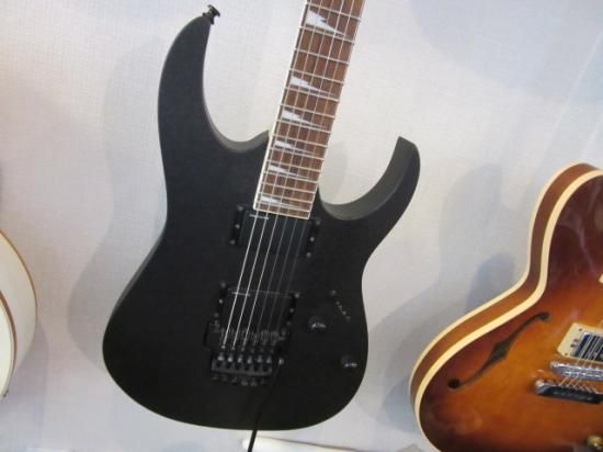 IBANEZ RGR320EX クールなロードレイジブラックフィニッシュのRG