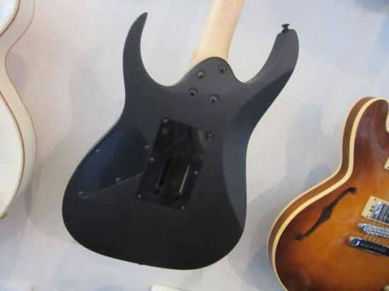 IBANEZ RGR320EX クールなロードレイジブラックフィニッシュのRG