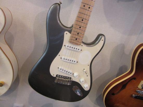 FENDER USA ERIC CLAPTON STRATOCASTER ピックガードやけありますが大変状態の良いピューターカラーのクラプトンモデル！  - ギター買取 東京 - ギターのじゃべらぼう