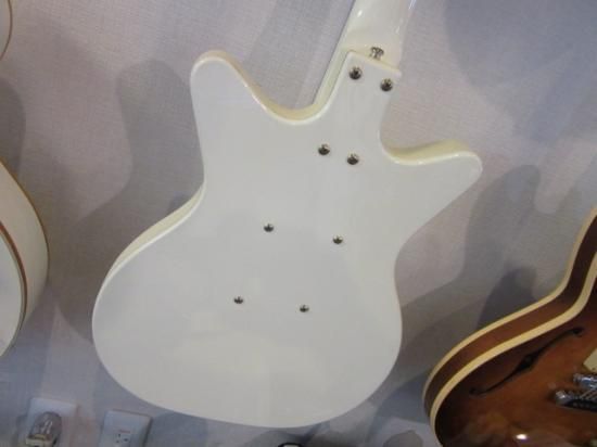DANELECTRO 59DC チープな魅力のダンエレクトロですが、珍しい