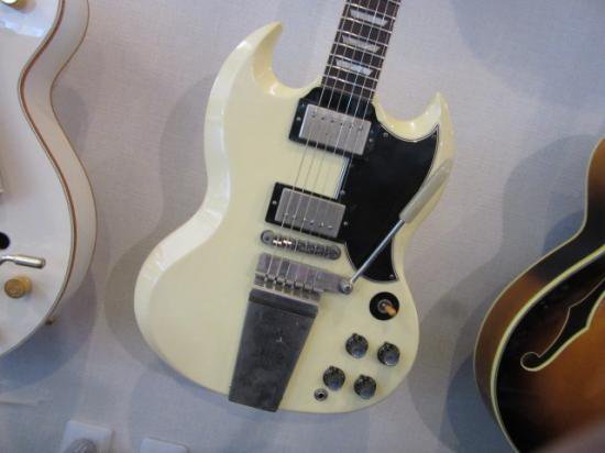 Gibson H C 1960 Lespaul Sg Maestro ２００９年製 マエストロアーム付きのレスポール Sg やけたホワイトがヴィンテージライクな雰囲気です ギター買取 東京 ギターのじゃべらぼう
