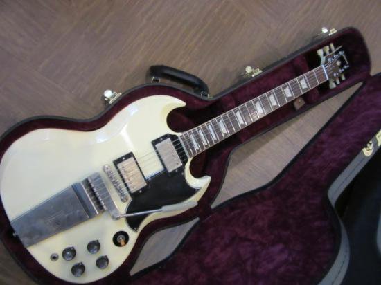 GIBSON H/C 1960 LESPAUL/SG MAESTRO ２００９年製、マエストロアーム付きのレスポール／SG！やけたホワイトがヴィンテージライクな雰囲気です！  - ギター買取 東京 - ギターのじゃべらぼう