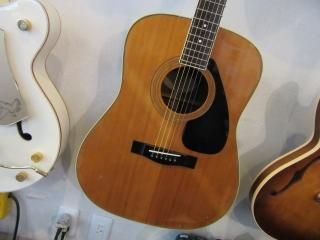 20ドル値下げしました🙇‍♀️】 帰国に伴い、ギターを販売します！🎸 ・Alpha エレクトリックアコースティックギター(付属品:シールド、ストラップ、ピック、六角レンチ、未使用バッテリー内蔵)  ・ギターケース ・カポ 全て込みで、70ドルで販売したいと考えております 