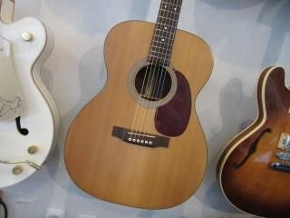 20ドル値下げしました🙇‍♀️】 帰国に伴い、ギターを販売します！🎸 ・Alpha エレクトリックアコースティックギター(付属品:シールド、ストラップ、ピック、六角レンチ、未使用バッテリー内蔵)  ・ギターケース ・カポ 全て込みで、70ドルで販売したいと考えております 