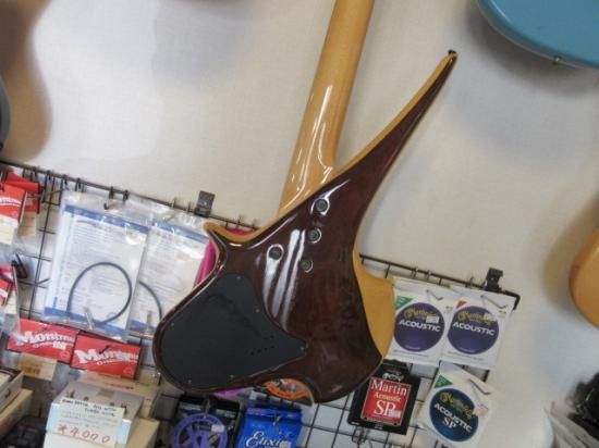 フレットレスベース　メイビスハムバッカータイプ新品弦に張り替え　お値下げ中です❣️ フレットレスベース メイビスハムバッカータイプ新品弦に