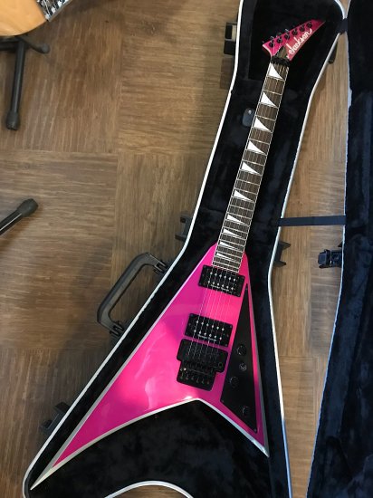 JACKSON RR5 ピンクメタリックフィニッシュが印象的なランディVです