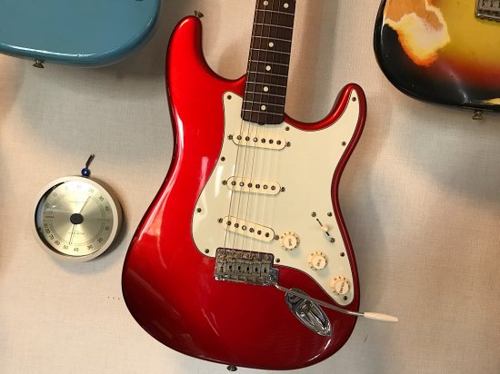 FENDER USA 62 VINTAGE STRATCASTER CAR 2000年製、キャンディアップルレッドの63ヴィンストです！ -  ギター買取 東京 - ギターのじゃべらぼう