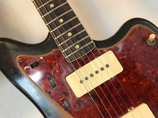 FENDER 1965 JAZZMASTER バインディングネック／ドットマーカーの65ジャズマスター！オリジナル度も高いです！フロントPU下に木加工あります。  - ギター買取 東京 - ギターのじゃべらぼう