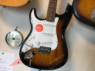 Squier ギター本体　ギタースタンド＋保証書付き 正規店購入 ギタースタンド エレキギター エレキベース アコースティック