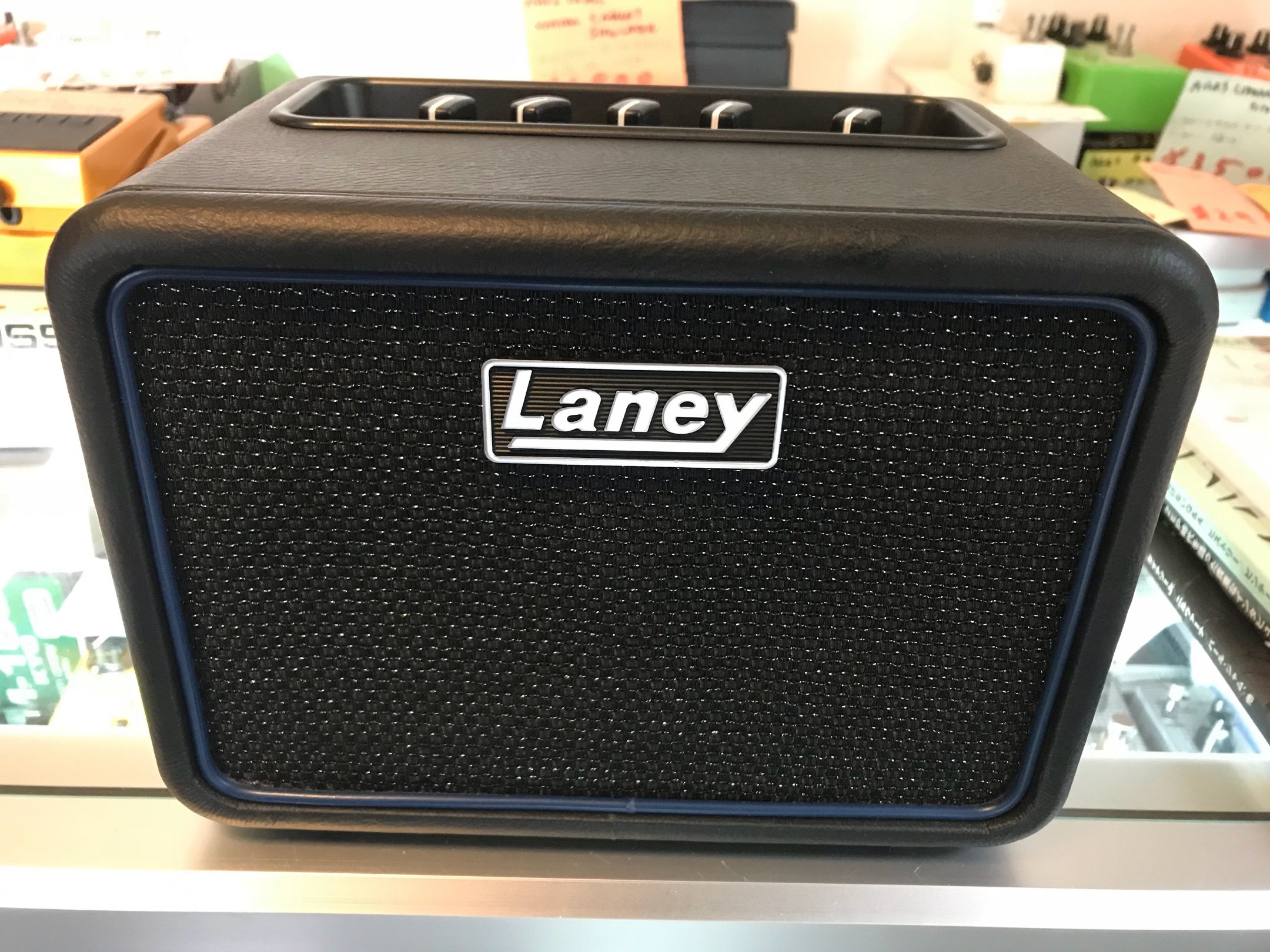 LANEY MINI-BASS NX 持ち運びも便利な電池駆動もできる小型ベース 