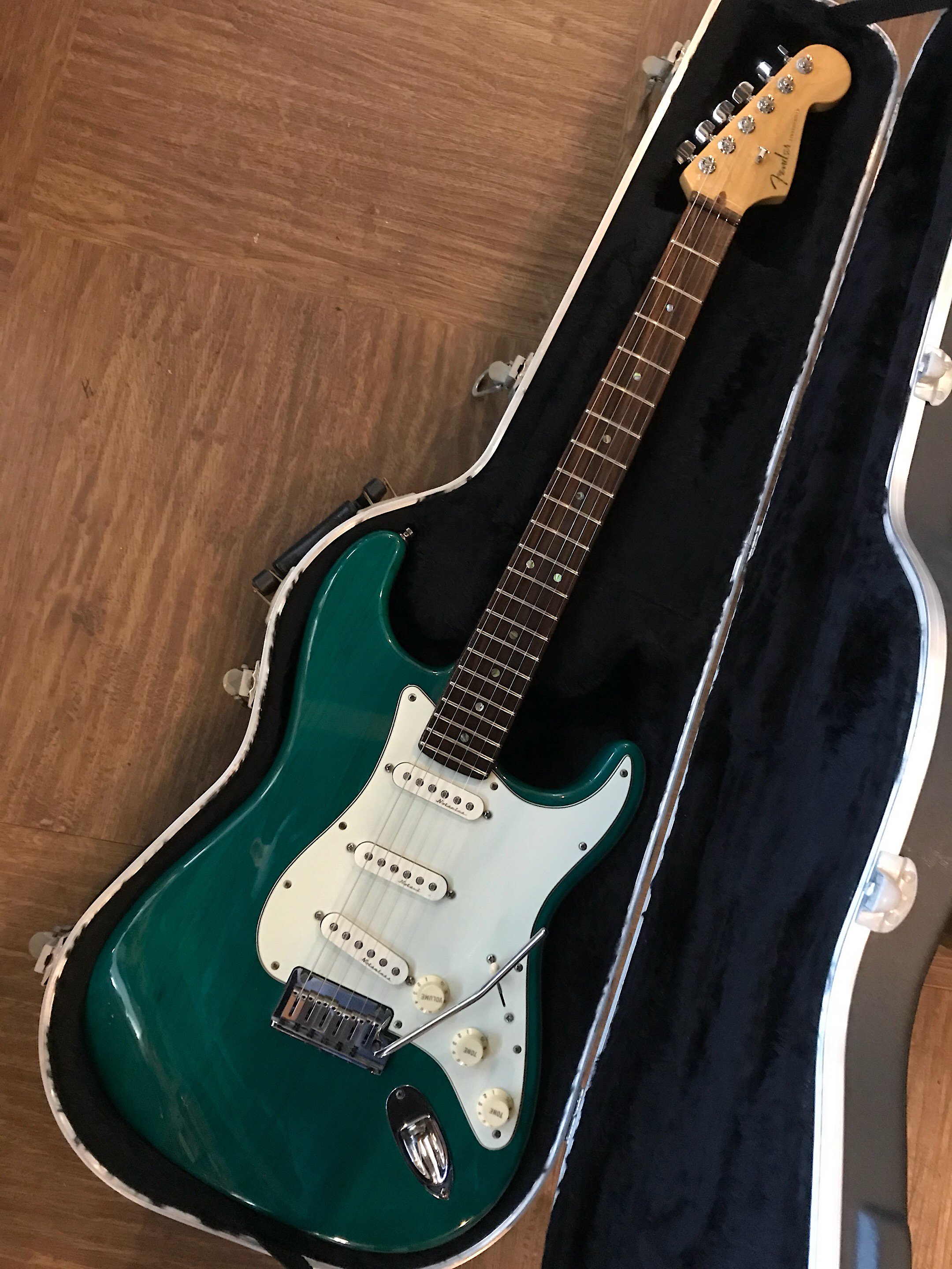 FENDER USA AMERICAN DELUXE STRATOCASTER NOISELESS 2000年製のUSAモダンフェンダーラインの上位機種！アッシュボディです！  - ギター買取 東京 - ギターのじゃべらぼう